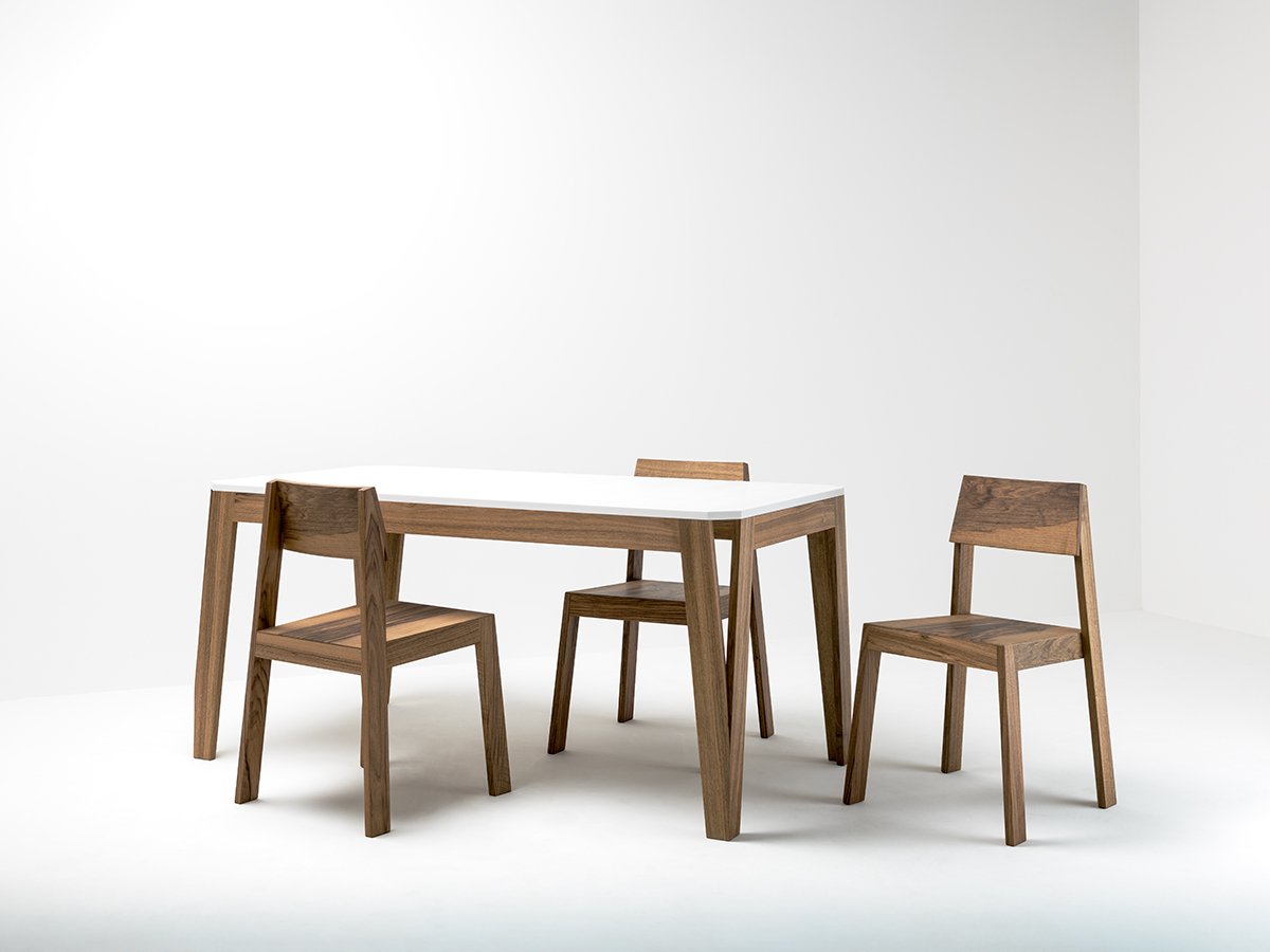 PilPil Stuhl Nussbaumholz mit  unserem MéliMélo Tisch/Harz - Möbel 100% in Frankreich hergestellt