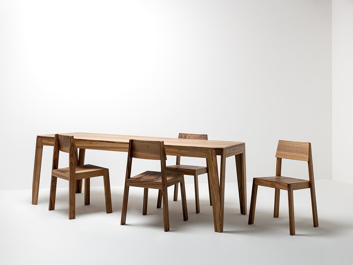 PilPil Stuhl aus Nussbaumholz mit  unserem MéliMélo Tisch aus Nussbaum - In Frankreich hergestellt