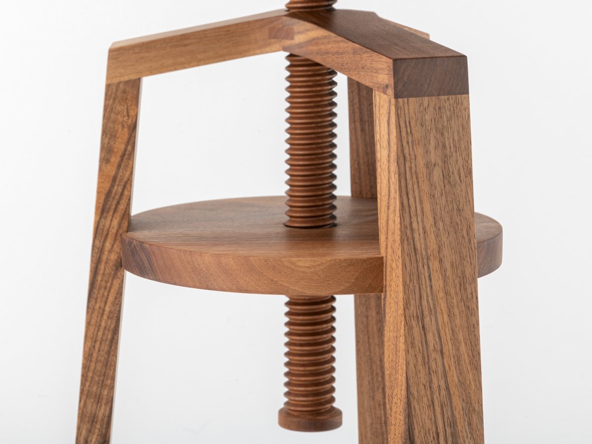 Drehhocker CLOCK aus Nussbaum - Die Holzschraube ermöglicht die Einstellung der Höhe des Sitzes