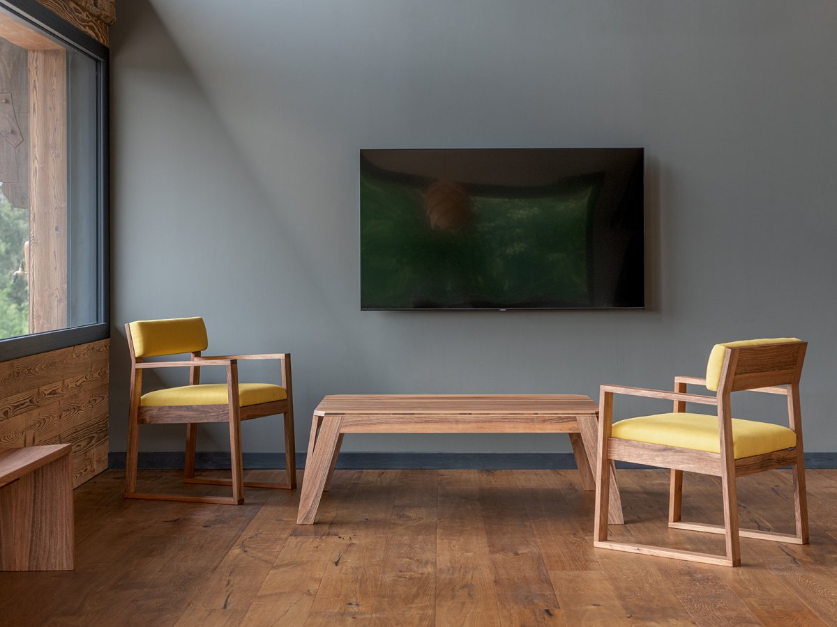 MéliMélo Couchtisch aus Nussbaum und nach Maß - Mit Aix Design Stühlen