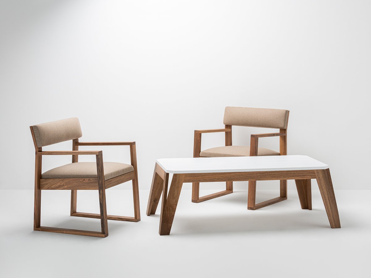 MéliMélo Couchtisch und Aix Sessel - Möbel und Design aus Nussbaum