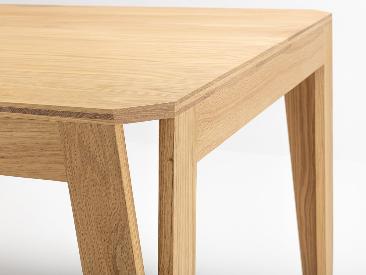 MéliMélo Tisch aus Eiche - Moderne durchbrochene Beine