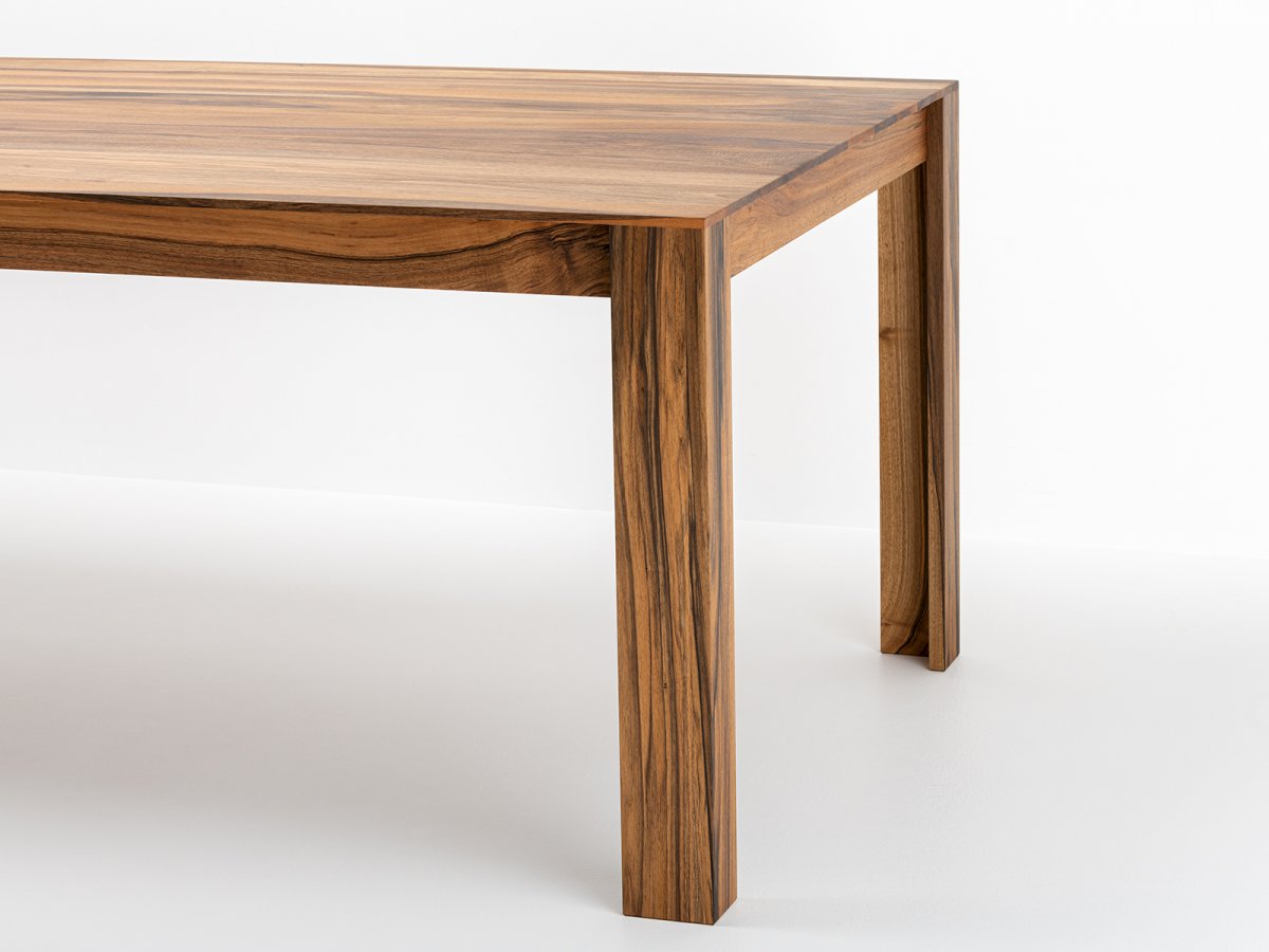 Emar Tisch aus Nussbaum - Hergestellt aus lokalem und nachhaltigem Massivholz