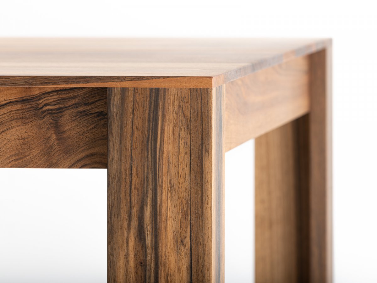 Emar Tisch aus Nussbaum - Delavelle Möbel verfügbar quadratisch oder rechteckig