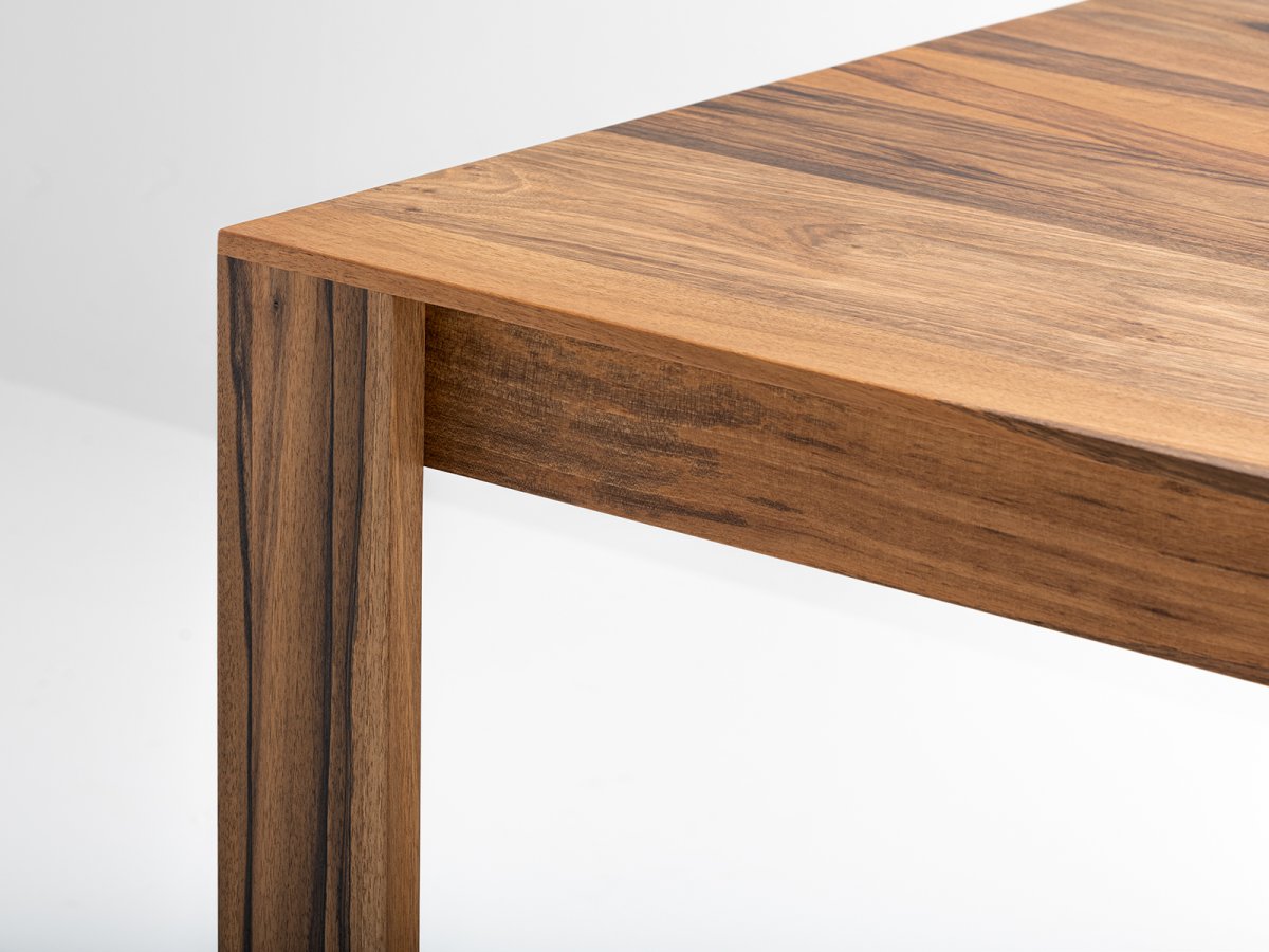 Emar Tisch aus Nussbaum - Holz und Design Made In Frankreich