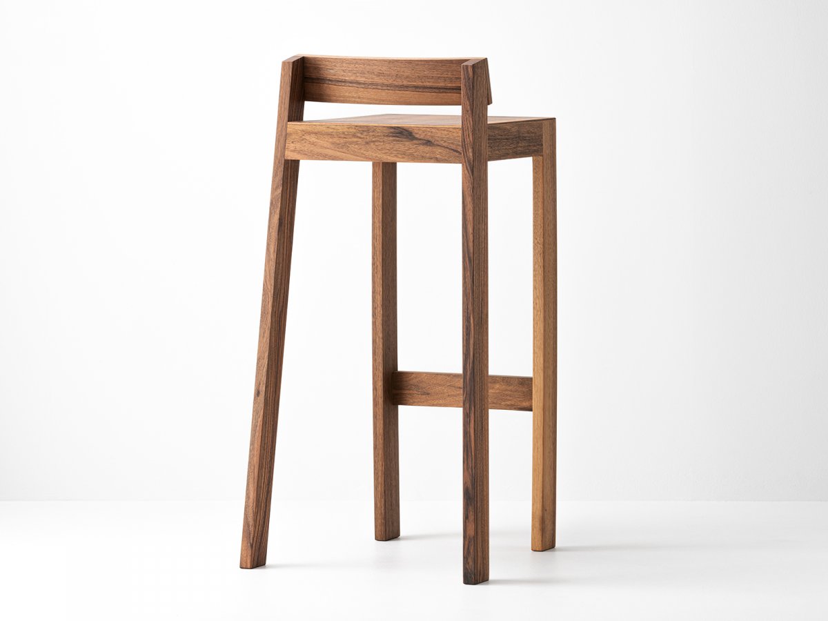 PilPil Barhocker aus Nussbaumholz - Ökodesign-Möbel aus lokalem und nachhaltigem Holz