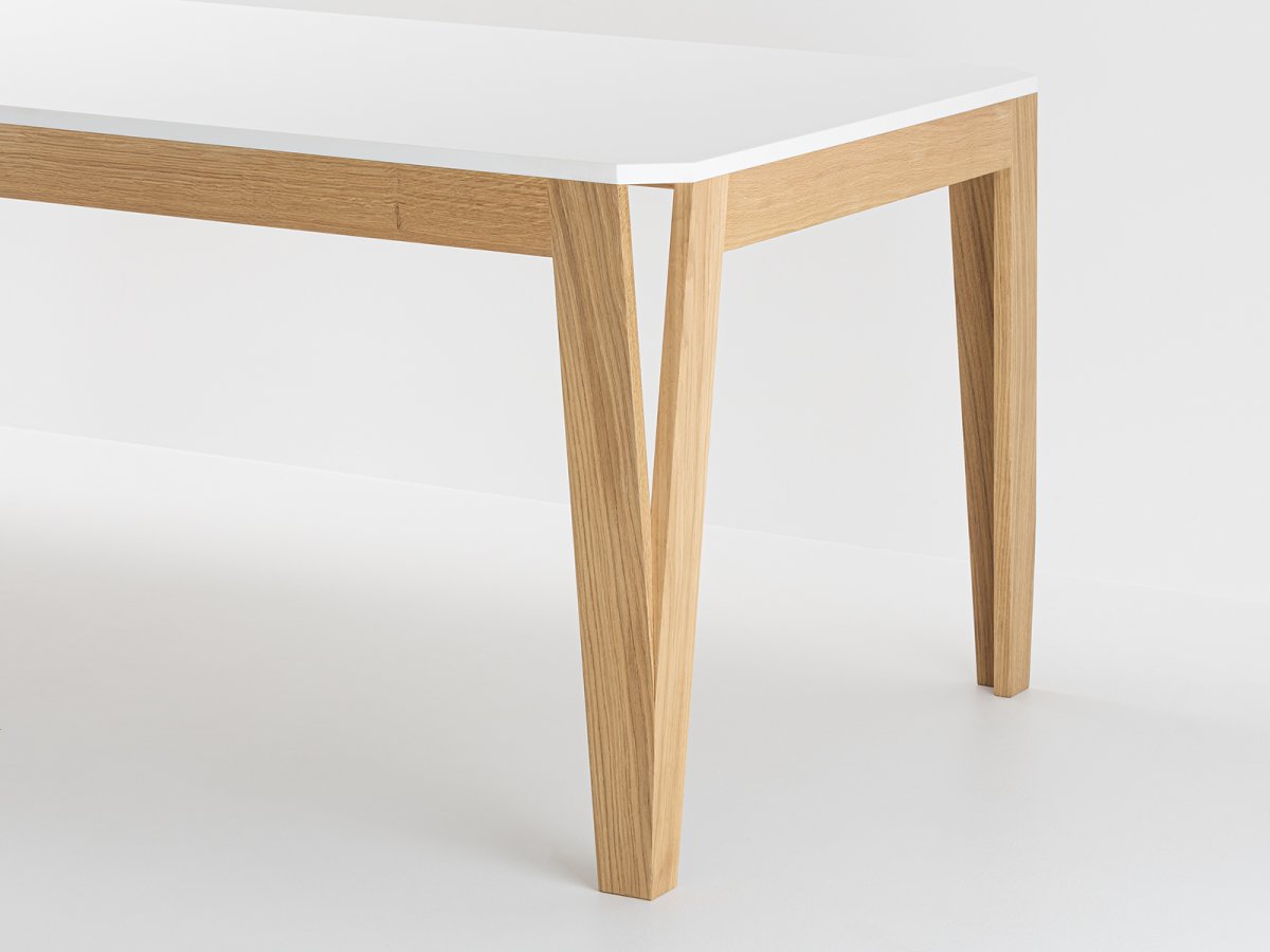 MéliMélo Tisch aus Eiche und Harz nach Maß - Das Design, das Holz und Harz kombiniert.