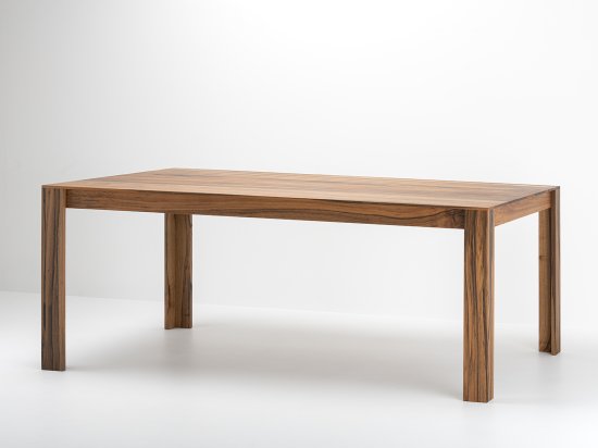 Table design rectangulaire en Noyer Massif