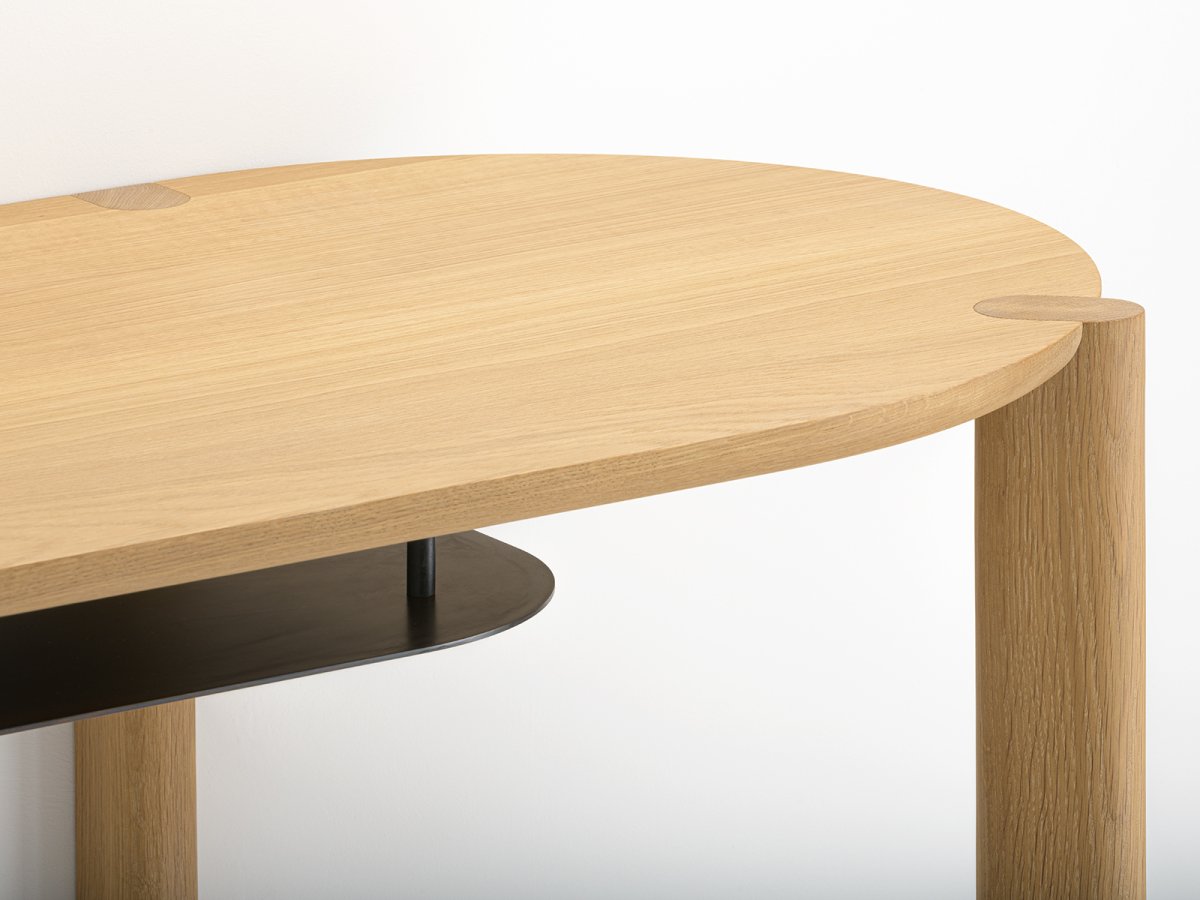 Schreibtisch Couscous aus Eichenholz - optionaler Regal und Kabeltülle