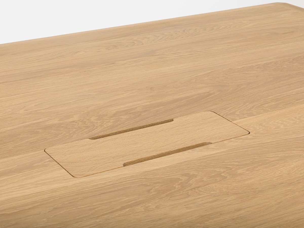 Schreibtisch Devin aus Eichenholz - optionale Kabeltülle