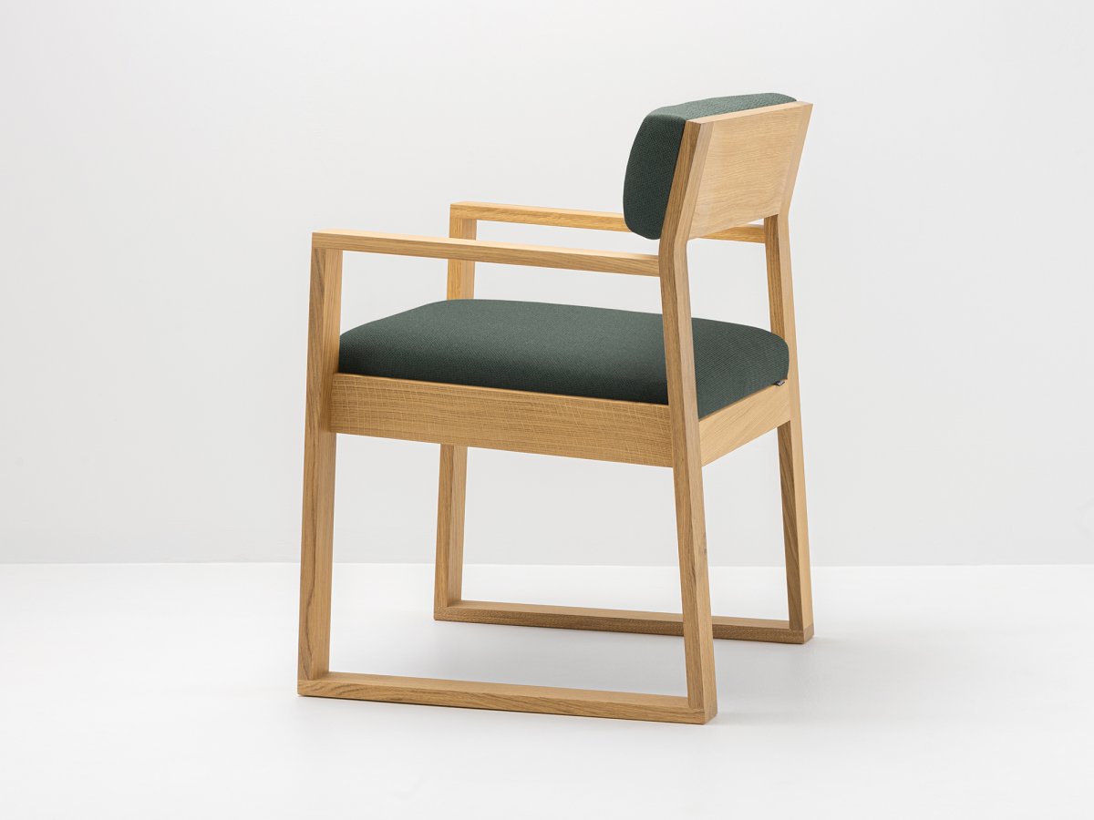 Chaise de salon design en tissu Gabriel® et chêne - AIX