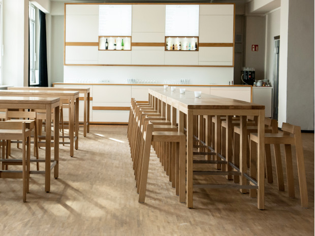 Tabouret de bar en chêne massif dans un restaurant - PilPil