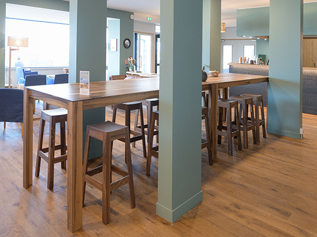 Table et tabourets pour Hotels Bar et Restaurants Design pour Professionnels