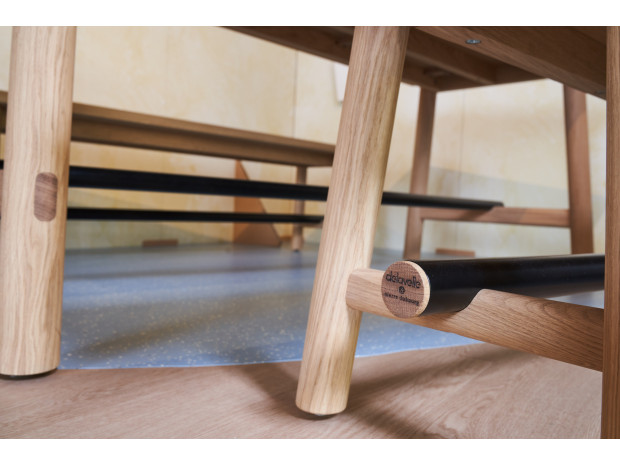 Détail de la structure en bois et métal du banc Ostal présenté à l’exposition French Design 2025 à P