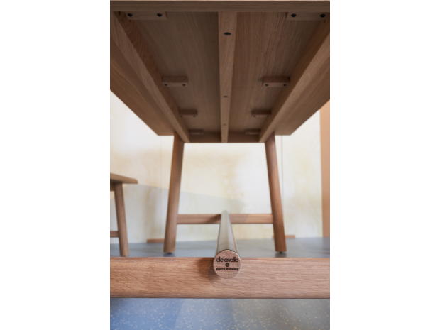 Vue sous la table Ostal en chêne massif exposée par Delavelle au French Design 2025